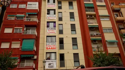 Fachada de un bloque de viviendas - SINDICAT BARRI CABANYAL Fachada de un bloque de viviendas - SINDICAT BARRI CABANYAL