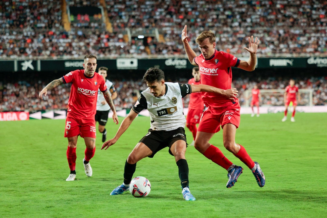Osasuna mejora notablemente y se trae un punto de Mestalla Osasuna mejora notablemente y se trae un punto de Mestalla