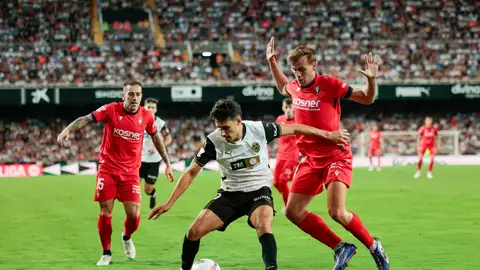 El centrocampista del Valencia CF André Almeida (c) junto al jugador de Osasuna Pablo Ibáñez El centrocampista del Valencia CF André Almeida (c) junto al jugador de Osasuna Pablo Ibáñez
