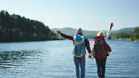 Pareja de jubilados disfrutando de la naturaleza Pareja de jubilados disfrutando de la naturaleza