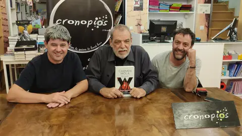 Carmen Mola en la presentación en Cronopios Pontevedra de la novela "El clan". Carmen Mola es el seudónimo con el que los escritores españoles Jorge Díaz, Agustín Martínez y Antonio Mercero. Escucha la entrevista de Susana Pedreira a los autores de la novela