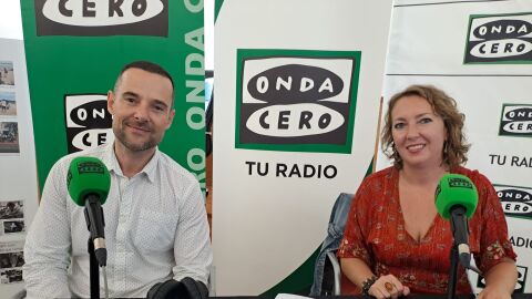 Mariano Juan, Vicepresidente del Consell d'Eivissa, junto a Elka Dimitrova en el programa especial M&aacute;s de Uno Mallorca que se ha emitido desde el Ayuntamiento de Sant Joan de Labritja, en Ibiza. 