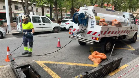 Trabajos de limpieza de la red hidríca por parte de Aigues d’Elx. Trabajos de limpieza de la red hidríca por parte de Aigues d’Elx.