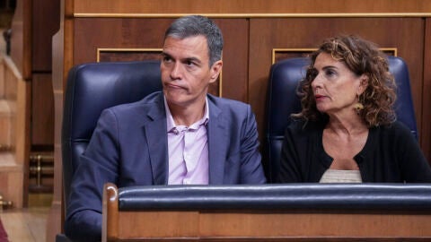 El presidente del Gobierno Pedro S&aacute;nchez y la vicepresidenta primera del Gobierno Mar&iacute;a Jes&uacute;s Montero durante un pleno del Congreso de los Diputados/ EFE/ Borja S&aacute;nchez-Trillo