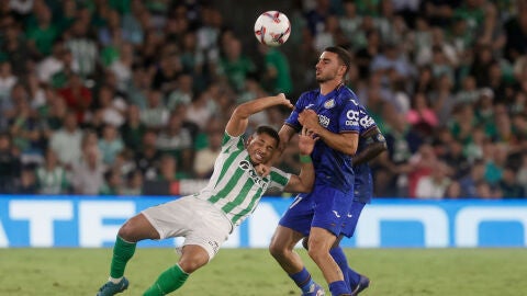 Vitor Roque cae ante el lateral del Getafe Juan Iglesias.