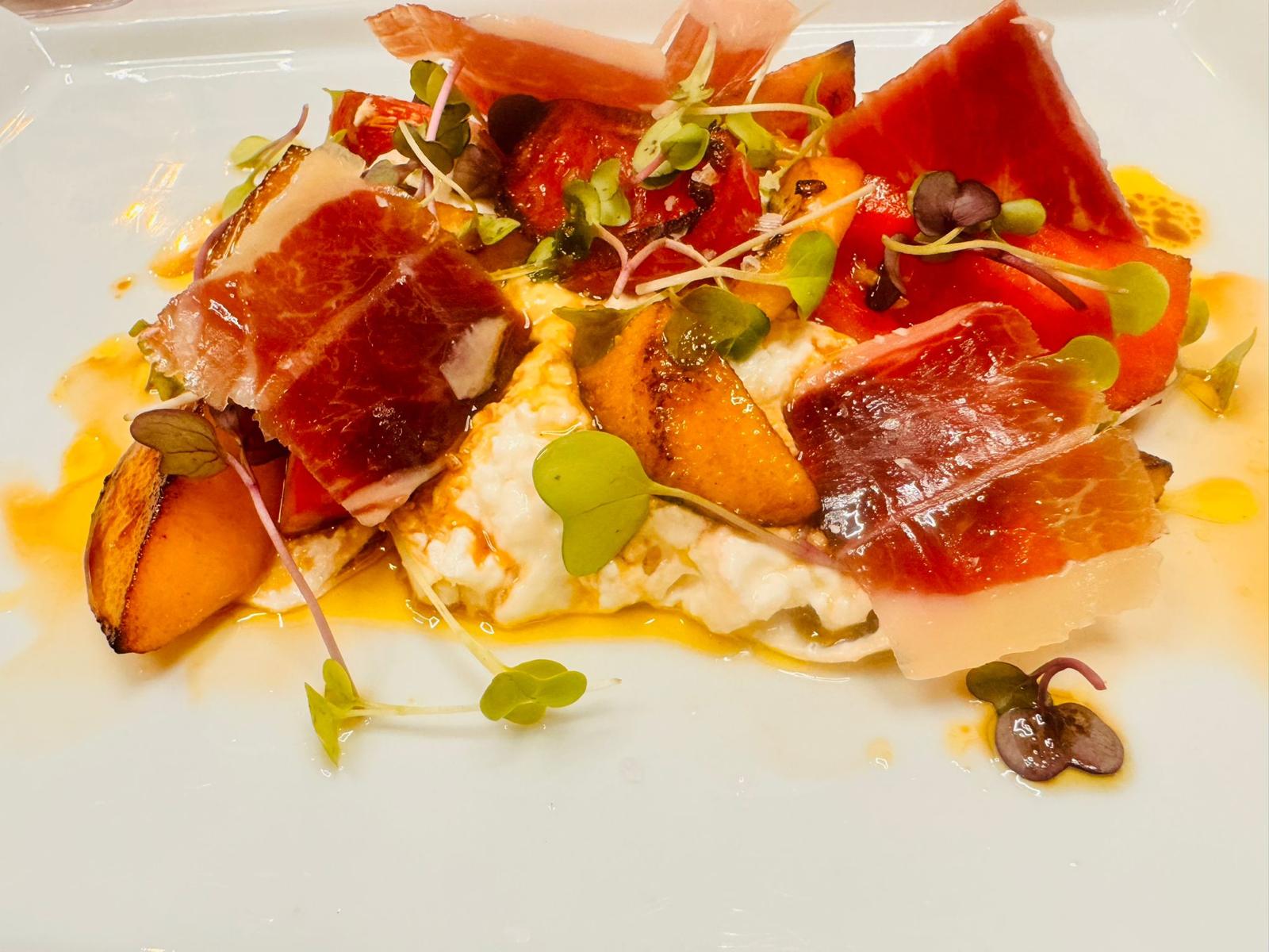 Ensalada de burrata con melocotón, tomate y jamón ibérico Ensalada de burrata con melocotón, tomate y jamón ibérico