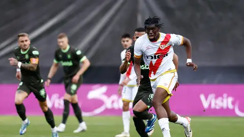 Randy Nteka en un partido entre Rayo Vallecano y Girona Randy Nteka en un partido entre Rayo Vallecano y Girona