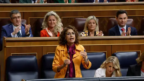 La vicepresidenta primera y Ministra de Hacienda y de Función Pública, María Jesús Montero, interviene en la sesión de control al Gobierno celebrada este miércoles en el Congreso. La vicepresidenta primera y Ministra de Hacienda y de Función Pública, María Jesús Montero, interviene en la sesión de control al Gobierno celebrada este miércoles en el Congreso.