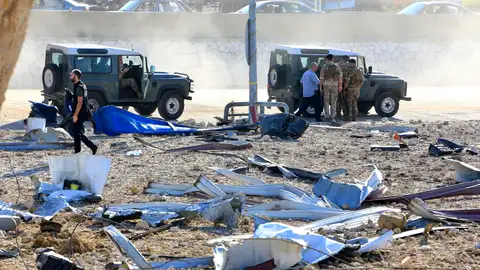 Soldados libaneses inspeccionan la zona cercana a un edificio dañado tras las incursiones israelíes en Jiyeh, en el sur del Líbano Soldados libaneses inspeccionan la zona cercana a un edificio dañado tras las incursiones israelíes en Jiyeh, en el sur del Líbano