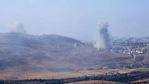 El humo se eleva desde el lugar del ataque aéreo israelí contra pueblos del sur del Líbano, visto desde Marjaayoun El humo se eleva desde el lugar del ataque aéreo israelí contra pueblos del sur del Líbano, visto desde Marjaayoun