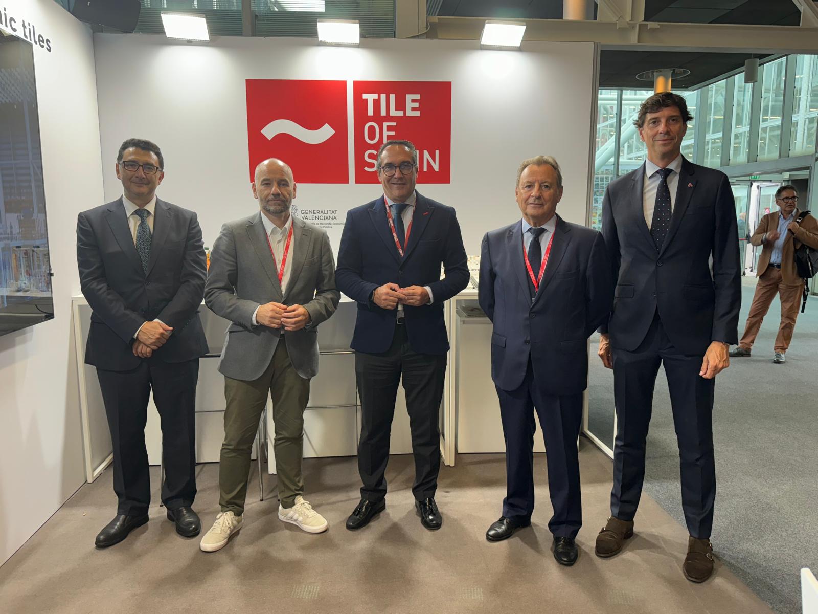 Ibáñez destaca en Cersaie el papel de Port Castelló como motor logístico del azulejo Ibáñez destaca en Cersaie el papel de Port Castelló como motor logístico del azulejo