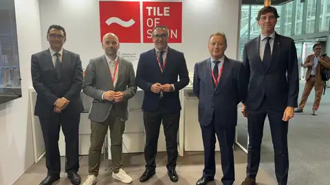 Ibañez destaca en Cersaie el papel de Port Castelló como motor logístico del azulejo Ibañez destaca en Cersaie el papel de Port Castelló como motor logístico del azulejo