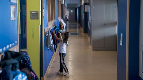 Archivo - Una ni&ntilde;a cuelga su mochila en un colegio (archivo).