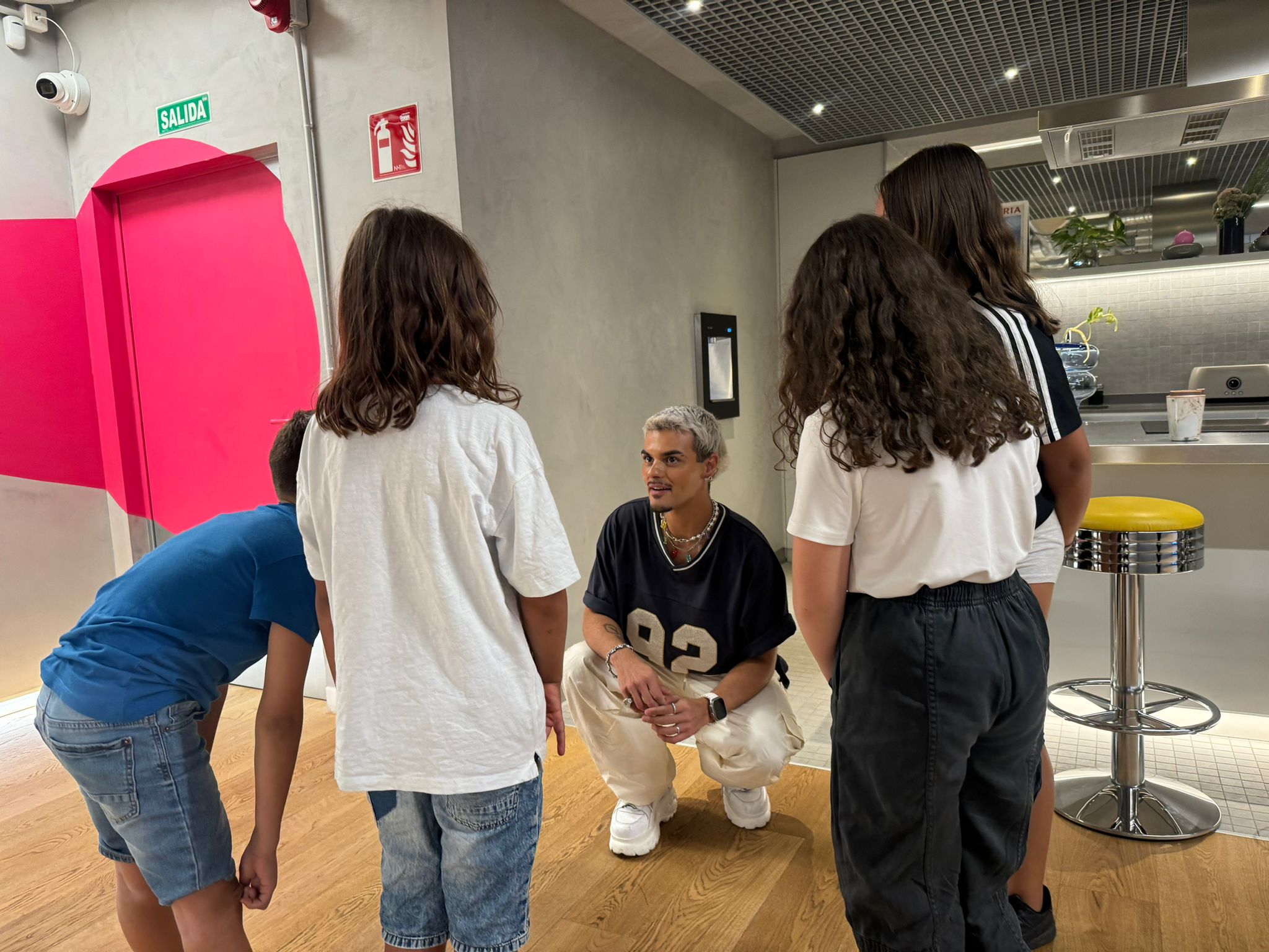 Irene y su "comité de personas bajitas" descubren qué es un estudio de música con Abraham Mateo Irene y su "comité de personas bajitas" descubren qué es un estudio de música con Abraham Mateo