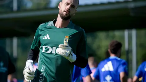 25-9 Aarón Escandell, portero del Real Oviedo, en un entrenamiento 25-9 Aarón Escandell, portero del Real Oviedo, en un entrenamiento