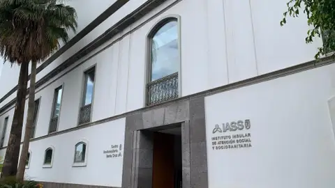 Fachada del IASS en Santa Cruz de Tenerife Fachada del IASS en Santa Cruz de Tenerife