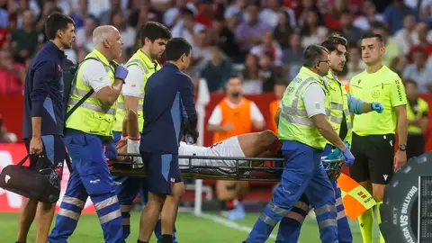 El centrocampista del Sevilla FC Saúl Ñíguez se retira del campo lesionado durante el partido de la jornada 7 de LaLiga EA Sports disputado en el estadio Sánchez Pizjuán de Sevilla. El centrocampista del Sevilla FC Saúl Ñíguez se retira del campo lesionado durante el partido de la jornada 7 de LaLiga EA Sports disputado en el estadio Sánchez Pizjuán de Sevilla.