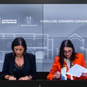 Patricia Cavada en el instante de la firma del convenio