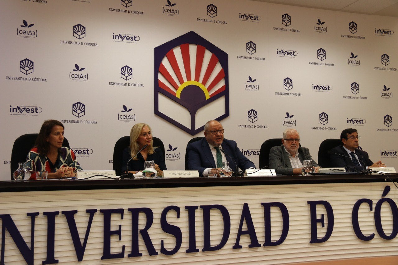 La UCO y la AECC presentan la Cátedra 'En qué te puedo ayudar - Humanizando el cáncer' La UCO y la AECC presentan la Cátedra 'En qué te puedo ayudar - Humanizando el cáncer'