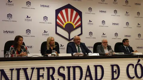 La UCO y la AECC presentan la Cátedra 'En qué te puedo ayudar - Humanizando el cáncer' La UCO y la AECC presentan la Cátedra 'En qué te puedo ayudar - Humanizando el cáncer'