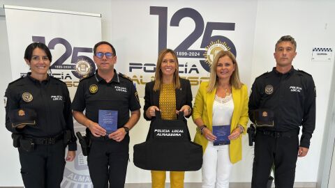 La alcaldesa de Almassora, Mar&iacute;a Tormo, junto a la Polic&iacute;a Local. 