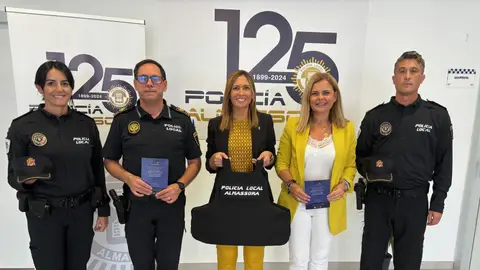 La alcaldesa de Almassora, María Tormo, junto a la Policía Local. La alcaldesa de Almassora, María Tormo, junto a la Policía Local.