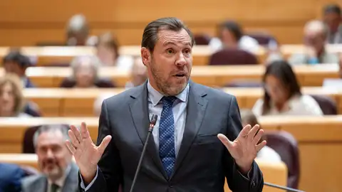 El ministro de Transportes y Movilidad Sostenible, Óscar Puente, durante un Pleno del Senado. El ministro de Transportes y Movilidad Sostenible, Óscar Puente, durante un Pleno del Senado.