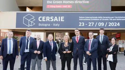 Nuria Montes se desplaza a Bolonia para apoyar a las empresas del clúster cerámico presentes en Cersaie Nuria Montes se desplaza a Bolonia para apoyar a las empresas del clúster cerámico presentes en Cersaie