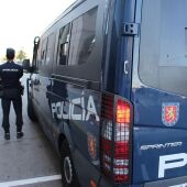 Agente junto a furgón policial