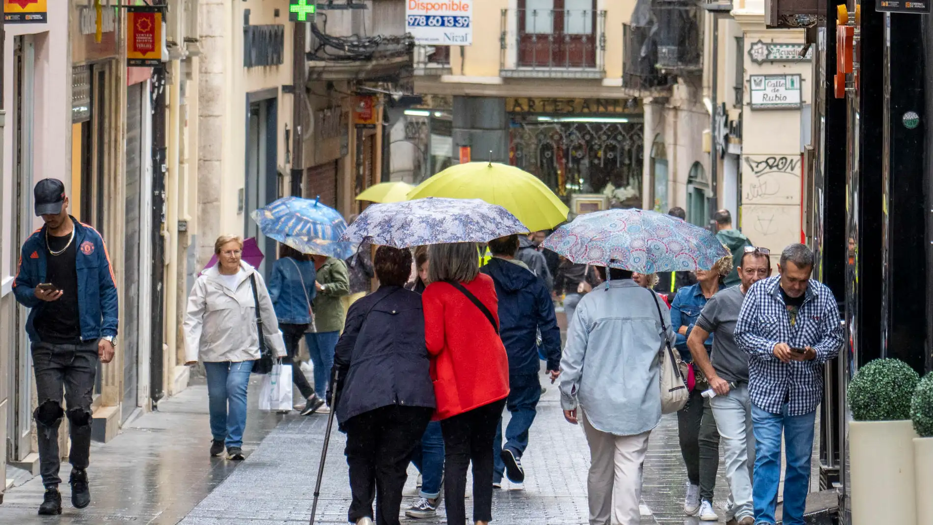 Vista de la lluvia en una calle de Teruel. Vista de la lluvia en una calle de Teruel.