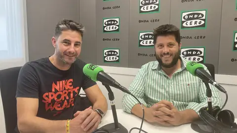 Miguel Ángel Plaza, presidente de la Comissió de Festes de Sant Miquel, y Jaime Santamría, edil de Fiestas de la Vila Joiosa. Miguel Ángel Plaza, presidente de la Comissió de Festes de Sant Miquel, y Jaime Santamría, edil de Fiestas de la Vila Joiosa.