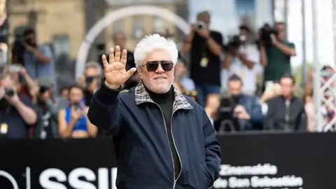 Pedro Almodóvar posa a su llegada al Festival Internacional de Cine de San Sebastián. Pedro Almodóvar posa a su llegada al Festival Internacional de Cine de San Sebastián.