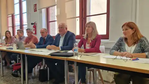 Cabello con representantes sindicales en la reunión de la mesa sectorial Cabello con representantes sindicales en la reunión de la mesa sectorial