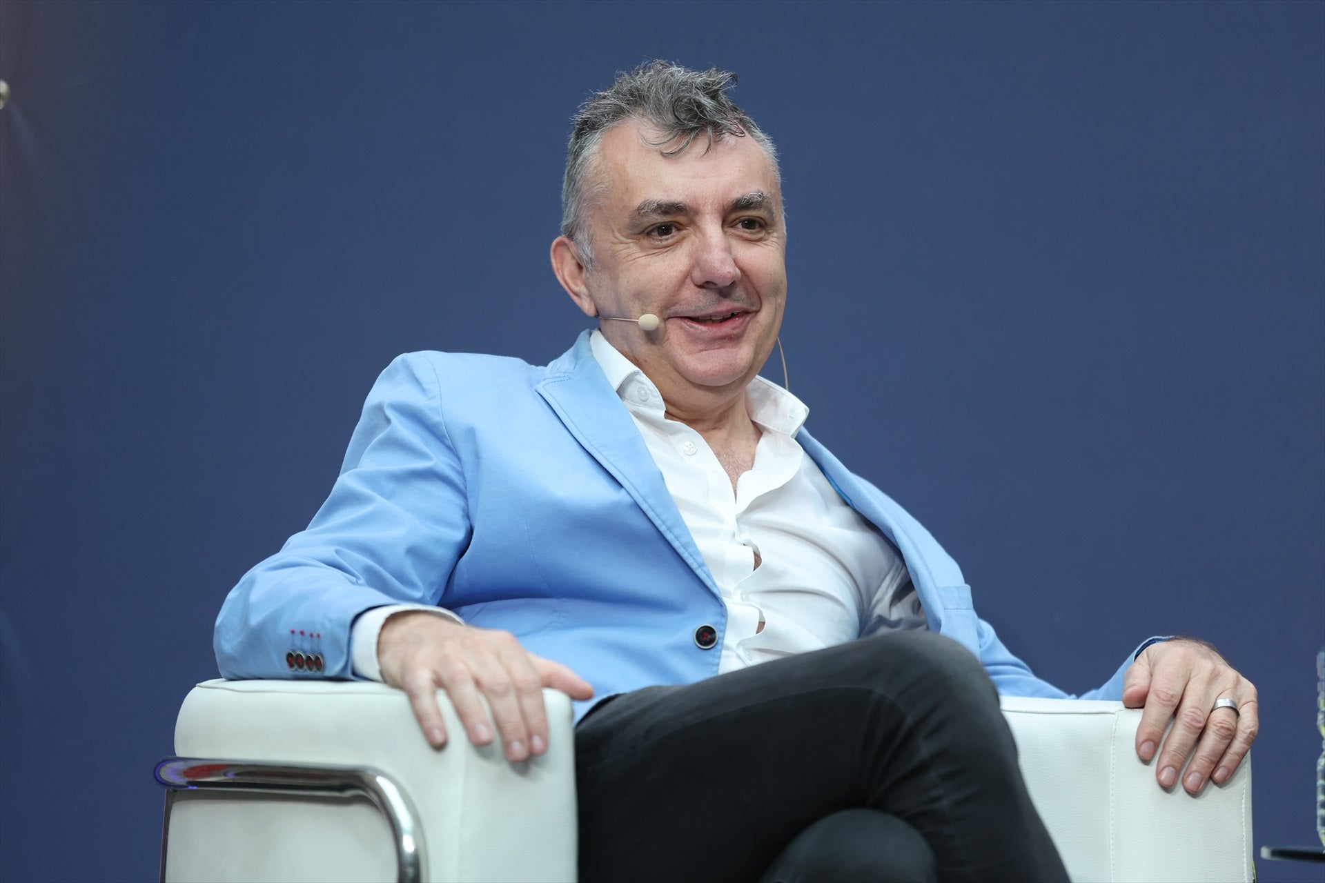 Manuel Vilas: "Escribo porque hay alguien al otro lado, si no esto no tiene sentido" Manuel Vilas: "Escribo porque hay alguien al otro lado, si no esto no tiene sentido"