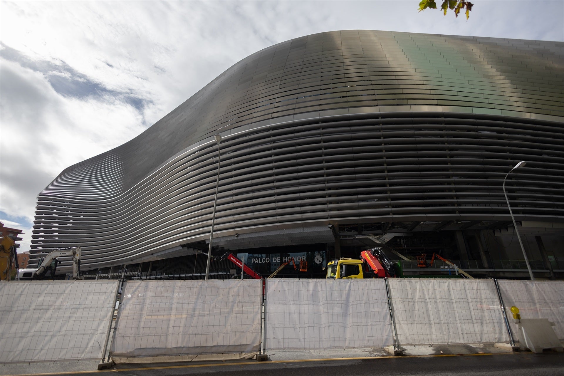 La justicia paraliza las obras de los nuevos aparcamientos y el túnel del Santiago Bernabéu La justicia paraliza las obras de los nuevos aparcamientos y el túnel del Santiago Bernabéu