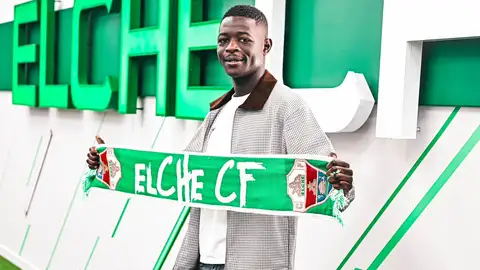 Bakary Traore posa con la bufanda del Elche. Bakary Traore posa con la bufanda del Elche.