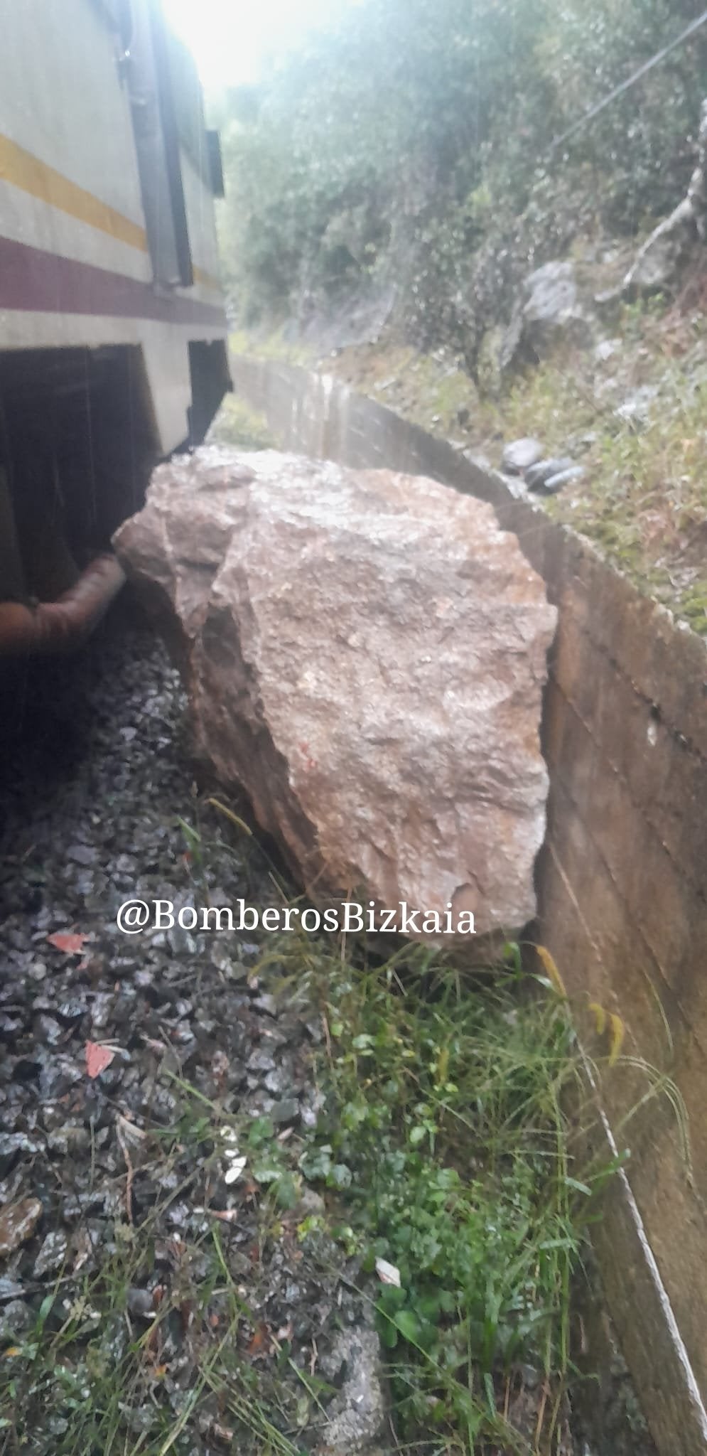Un tren descarrila en Gibaja tras chocar con una piedra que había caído en la vía Un tren descarrila en Gibaja tras chocar con una piedra que había caído en la vía