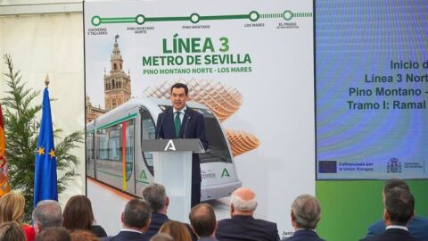 El presidente de la Junta Juanma Moreno interviene en el acto de colocaci&oacute;n de la primera piedra del primer subtramo del tramo norte de la l&iacute;nea tres del metro 