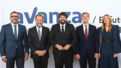 El presidente de Croem, Miguel López Abad; el presidente de Abanca, Juan Carlos Escotet; el presidente de la Comunidad, Fernando López Miras; el presidente de Amefmur, José María Tortosa, y la consejera de Empresa, Marisa López Aragón El presidente de Croem, Miguel López Abad; el presidente de Abanca, Juan Carlos Escotet; el presidente de la Comunidad, Fernando López Miras; el presidente de Amefmur, José María Tortosa, y la consejera de Empresa, Marisa López Aragón
