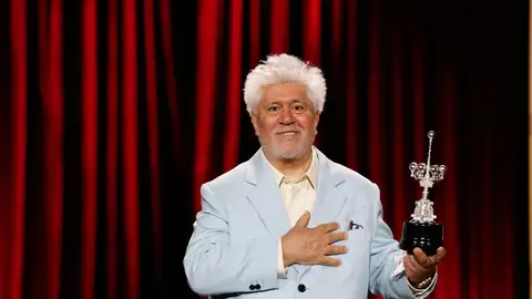 El director de cine español Pedro Almodóvar recibe el Premio Donostia en el Festival de Cine de San Sebastián El director de cine español Pedro Almodóvar recibe el Premio Donostia en el Festival de Cine de San Sebastián