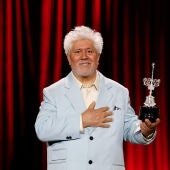 El director de cine español Pedro Almodóvar recibe el Premio Donostia en el Festival de Cine de San Sebastián