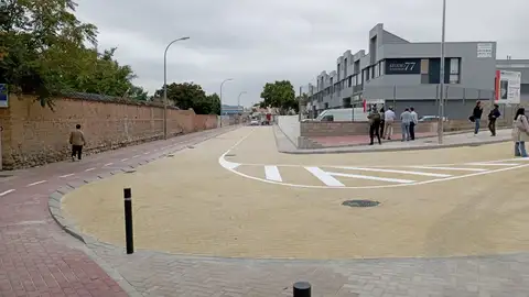 Reabre al tráfico la conexión de Camino de los Afligidos y la calle Jadraque en Alcalá de Henares Nuevo pavimento y trazado de la conexión de Camino de los Afligidos y la calle Jadraque en Alcalá de Henares
