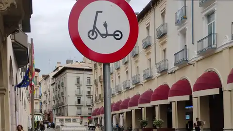 Una de las señales que prohíbe el paso de patinetes eléctricos en la zona estancial. Una de las señales que prohíbe el paso de patinetes eléctricos en la zona estancial.