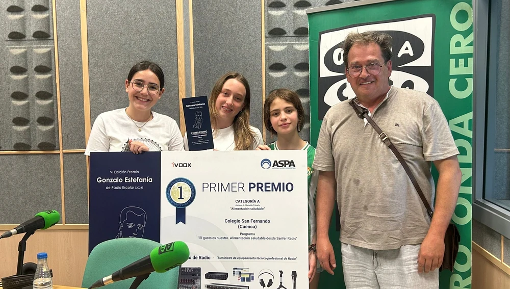 Algunos de los alumnos con su docente en una entrevista en Onda Cero Algunos de los alumnos con su docente en una entrevista en Onda Cero