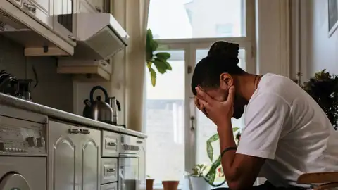 Imagen de archivo de un hombre preocupado Imagen de archivo de un hombre preocupado