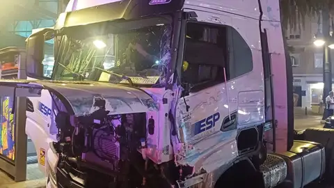 magen del camión que circuló desde la A3 en sentido contrario, una vez interceptado en Plaza de España de València magen del camión que circuló desde la A3 en sentido contrario, una vez interceptado en Plaza de España de València