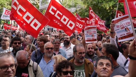 Un millar de personas se concentran a las puertas de la CEOE para reclamar la reducci&oacute;n de la jornada laboral a 37&rsquo;5h