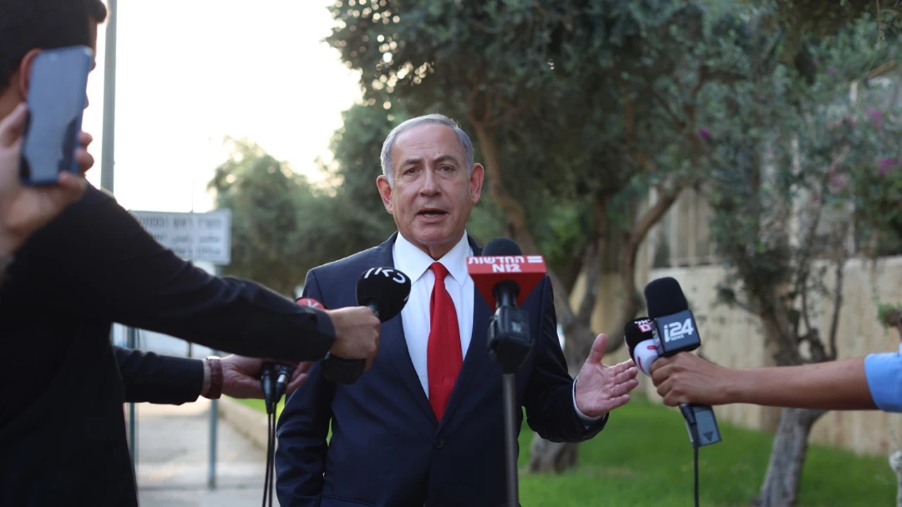 El primer ministro israelí, Benjamín Netanyahu, atiende a los medios de comunicación