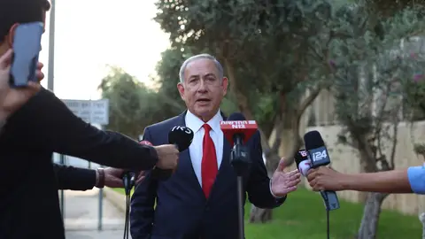 El primer ministro israelí, Benjamín Netanyahu, atiende a los medios de comunicación Netanyahu niega una tregua inminente y ordena al Ejército atacar "con todas sus fuerzas" en Líbano
