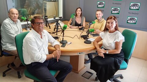 Jos&eacute; Ru&iacute;z, Juan de Dios Navarro, Esther D&iacute;ez y Mariano Valera con Mayte Vilaseca